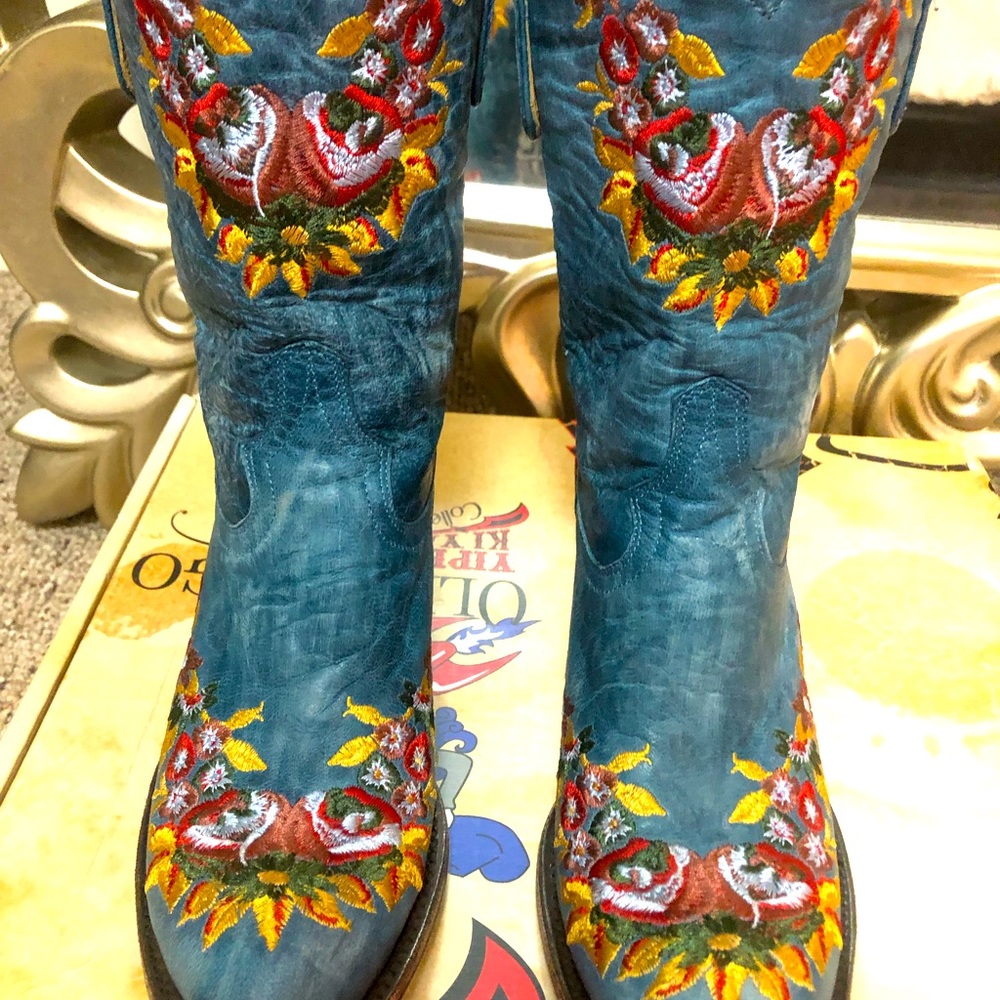 Old Gringo  boots MINT CONDITION  gorgeous embroidered LEATHER!!